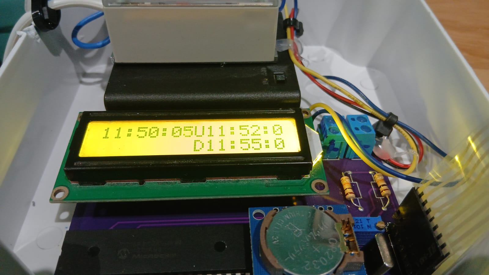 Encendido y apagado automatico de un dispositivos de electrónica de consumo mediante PIC16F877A
