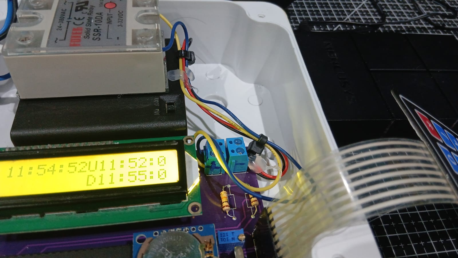 Encendido y apagado automatico de un dispositivos de electrónica de consumo mediante PIC16F877A