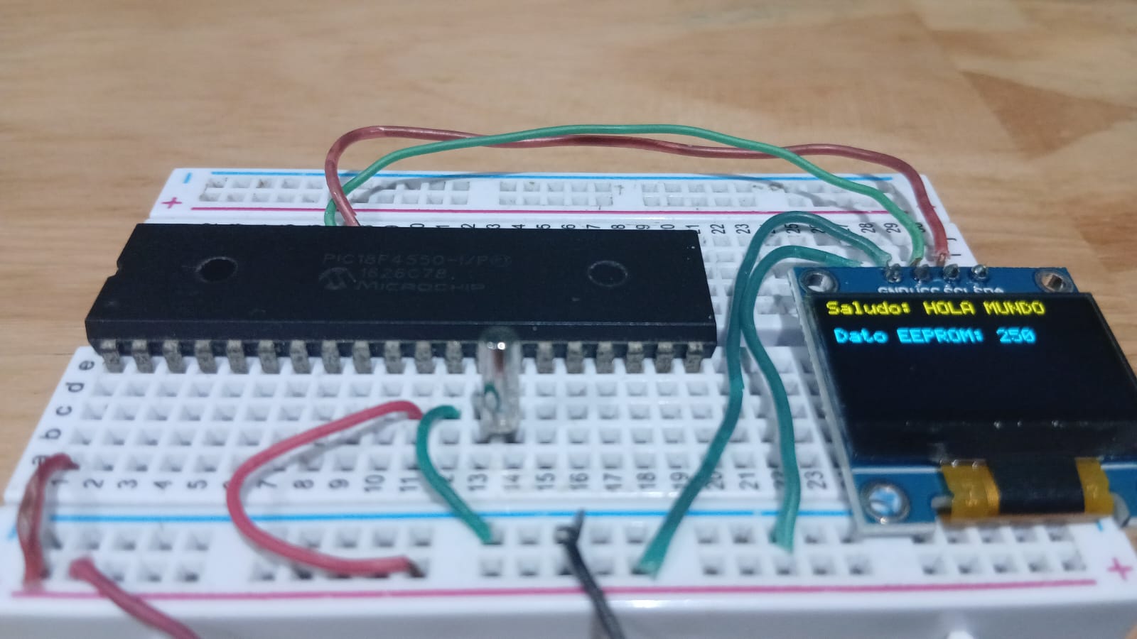 Escritura en un display OLED mediante I2C de un valor leído desde la EEPROM del PIC18F4550